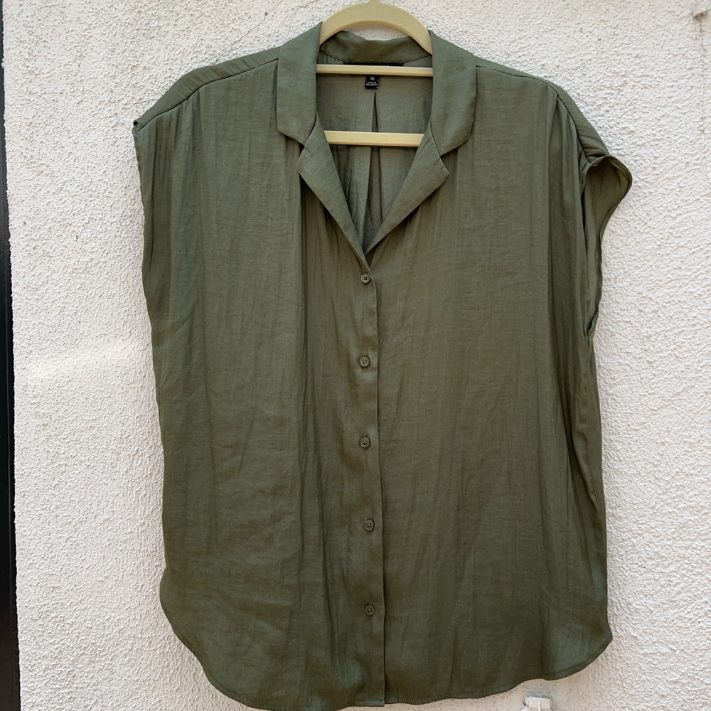 Banana Republic Olive Green Sleeveless Button-Up Blouse